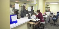 Gobierno de Trump agregará agentes armados en las oficinas de USCIS