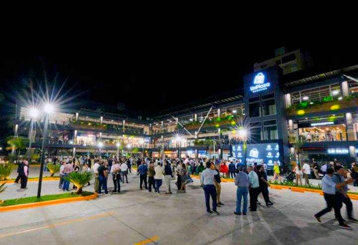 Valdés inauguró el “UniPlaza Shopping” en Corrientes: 35 locales y patios de comidas