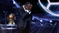 Video | El francés Ousmane Dembélé no se aguantó y rompió el llanto al recordar a su mamá tras ser premiado con el Balón de Oro