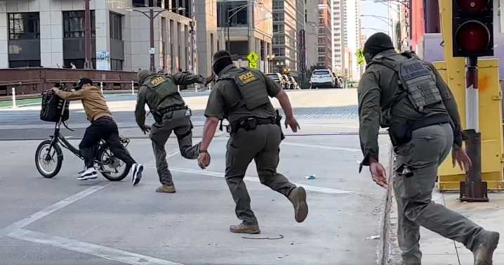 Repartidor en bicicleta insulta a Trump frente a agentes de ICE y logra escapar en persecución callejera