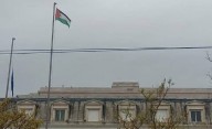 Militantes de izquierda izaron una bandera de Palestina en el mástil de la UNS
