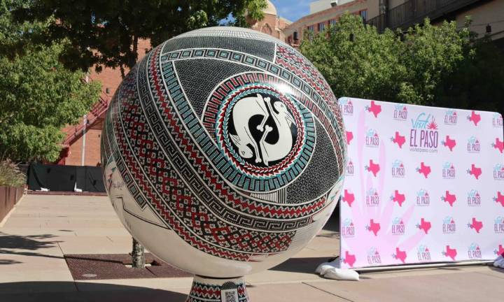 Inauguran exhibición de las esferas monumentales de Mata Ortíz en el centro de El Paso