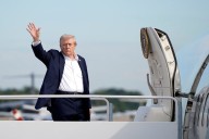 Trump amenaza con nuevas represalias contra sus adversarios tras la imputación del exdirector del FBI