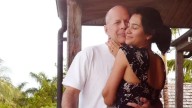 Emma Heming se defiende de las críticas luego de trasladar a Bruce Willis a un lugar de cuidados especiales