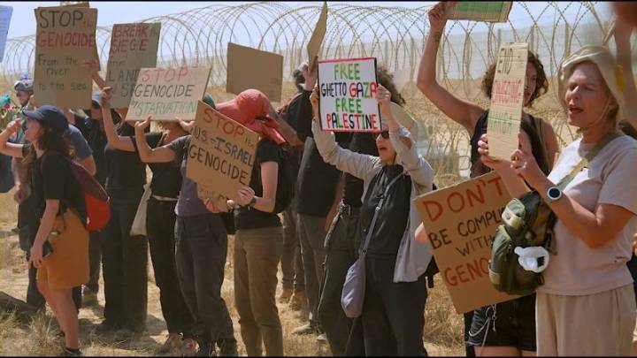 Israeli activists march to Gaza fence