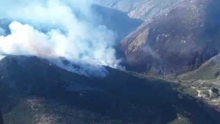 Llega a Segovia el incendio de Guadalajara y obliga a evacuar Riofrío y La Pinilla