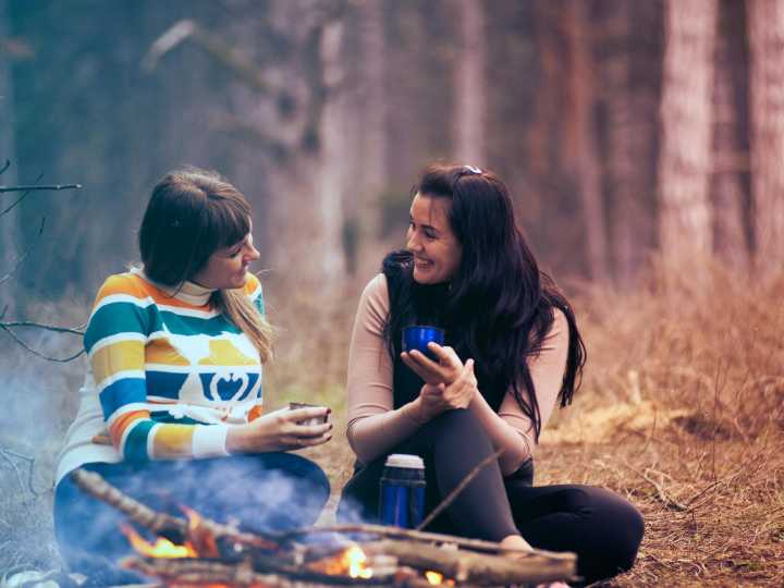 Por qué confiamos más en las personas que crecieron con menos dinero, según la psicología