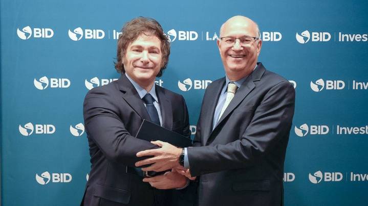 En medio de la disparada del dólar, Luis Caputo y Javier Milei se reunen de urgencia con el presidente del BID