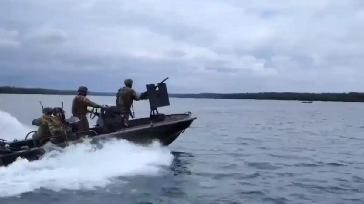 Dos soldados desaparecen tras naufragio en Tumaco en operación contra la Segunda Marquetalia; 26 militares han sido rescatados