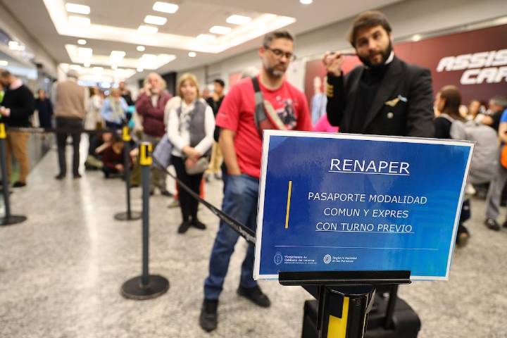 Largas filas en las sedes del Renaper para revisar los pasaportes defectuosos