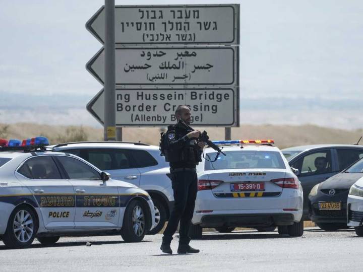 Shooting at Israeli-run border crossing with Jordan kills 2: Medics
