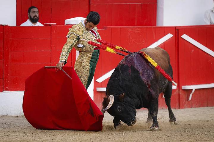 La esperada y frustrante reaparición de Morante y la exaltación de la españolidad en la última frontera de Melilla