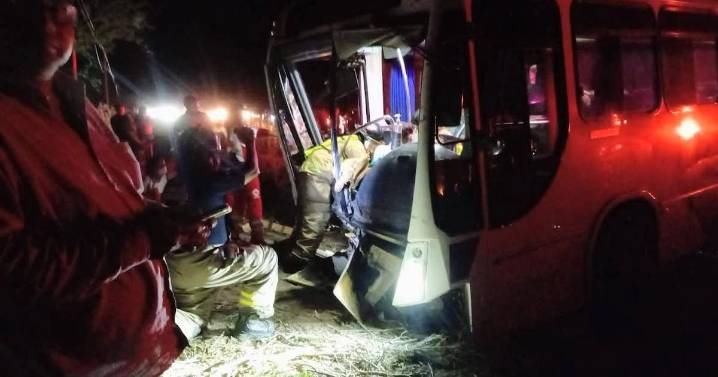 Choque en carretera deja 12 lesionados