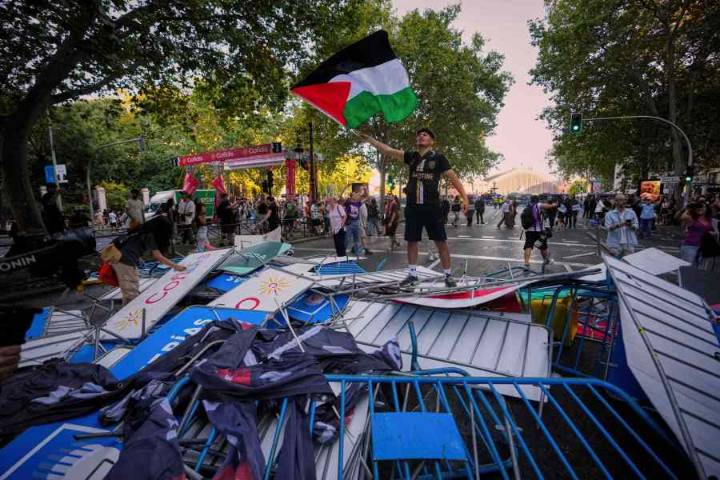 Vuelta organizers defend decision to keep Israeli team in race after protests in Madrid finale