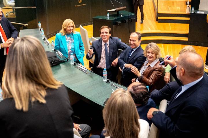 El PP de Almeida aprueba una propuesta de Vox que obliga a informar a las mujeres sobre el supuesto síndrome post aborto