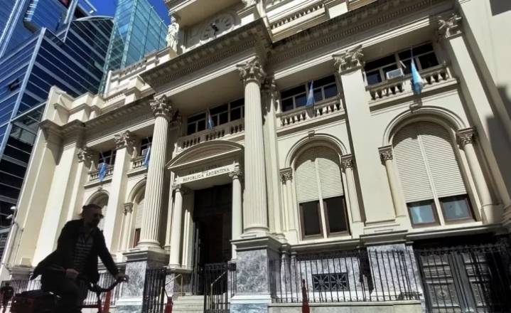 El Banco Central bajó la tasa de interés del 35% al 25% tras la caída del dólar