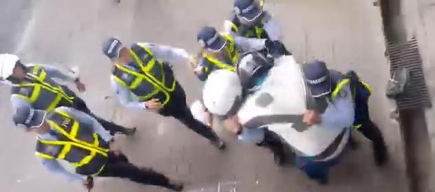 Reguladores de tránsito de Cali propinaron brutal golpiza a un motociclista