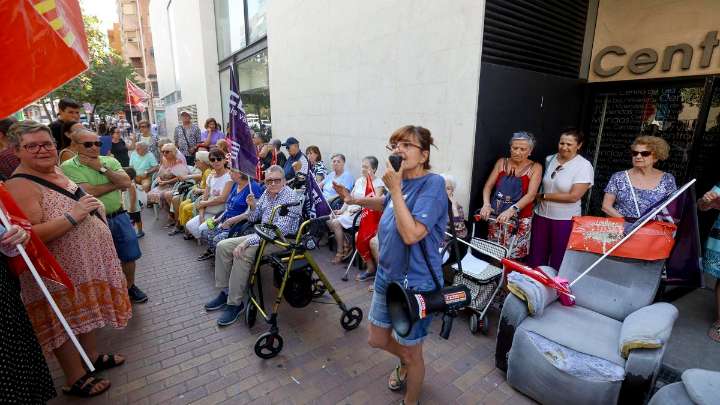 Nueva protesta por el cierre de un centro de mayores en Alicante: ahora contra la Generalitat
