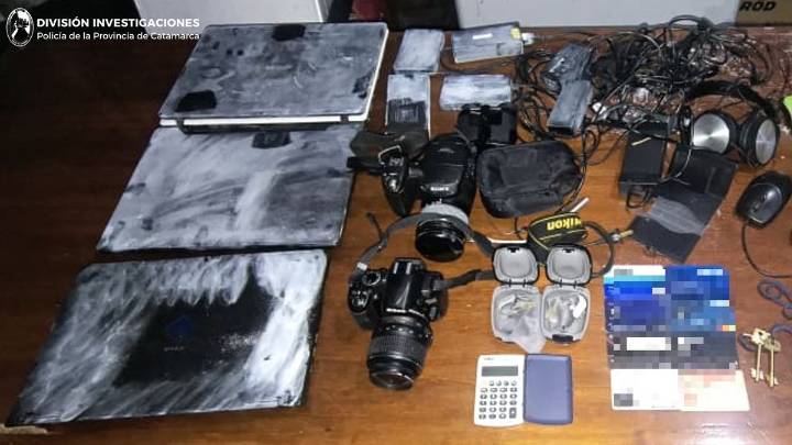 Computadoras, cámaras, auriculares y otros elementos fueron incautados tras un allanamiento en B° San Antonio Sur