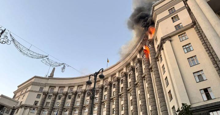Rusia golpea la sede del gobierno de Ucrania en su mayor bombardeo de la guerra