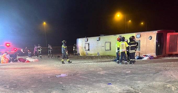 Al menos tres personas fallecieron tras volcamiento de bus en Ruta 5 Norte