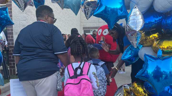 MPS rolls out the red carpet for students at Browning School for first day of classes
