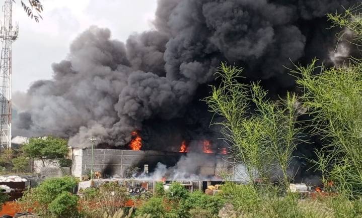 Arde empresa de hidrocarburos en Escobedo, NL