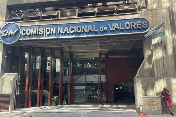 Pérdidas superiores al 15%. Por la caída de los bonos, varias sociedades de bolsa redujeron su patrimonio neto
