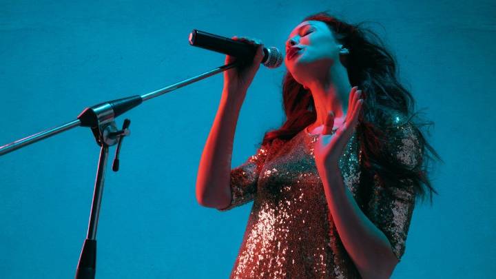 ¡Atención cantantes! Este alimento beneficia a la salud de las cuerdas vocales