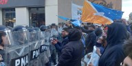 Milei debió suspender el acto de campaña en Ushuaia por protestas y retornó a Buenos Aires