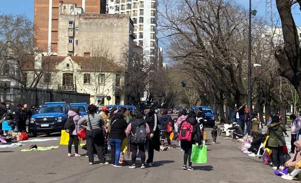 Protesta de manteros frente a Gobernación complica el tránsito en el Centro