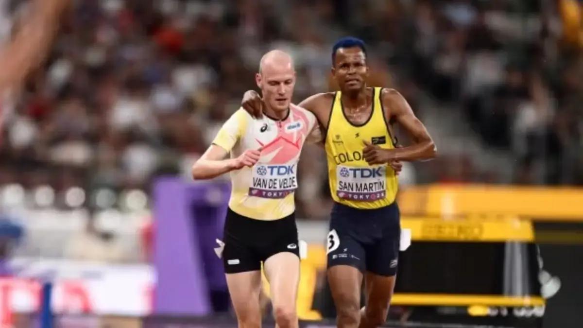 Conmovedor gesto a un atleta colombiano que se cayó en el Mundial de Atletismo: el deportista siguió corriendo a pesar de estar lesionado