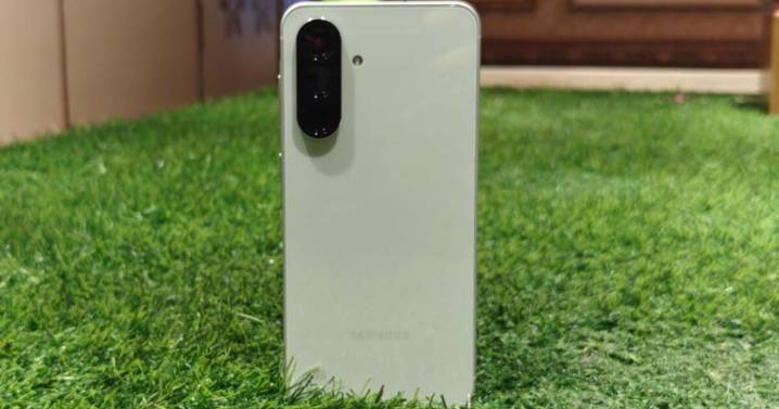 Samsung y su gama media potente a precio de regalo: pantalla Super AMOLED, diseño elegante, gran software y es acuático
