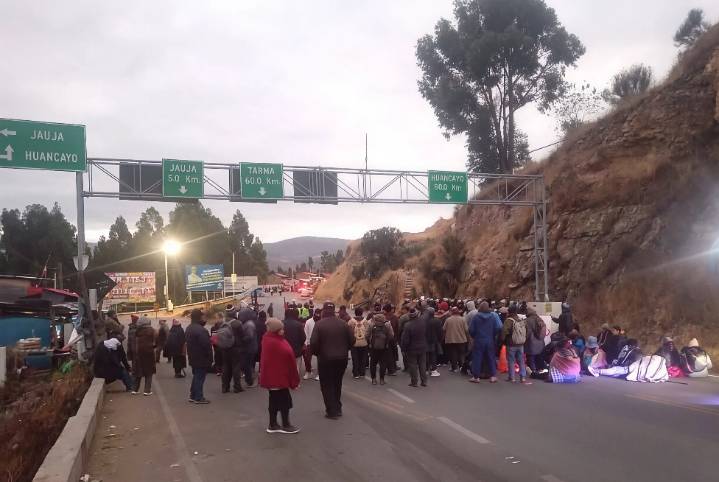 Paro en Jauja: pobladores bloquean carretera hacia Tarma por desborde de laguna Tragadero