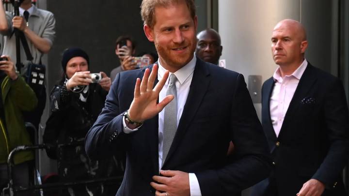 El príncipe Enrique vuelve al Reino Unido en su primera visita desde abril