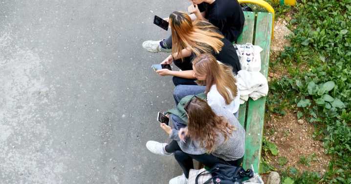 El papel de los amigos en el bienestar digital adolescente