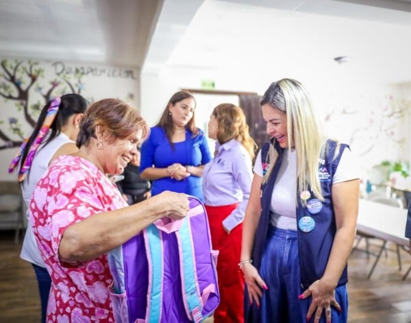 Entrega DIF Municipal mochilas donadas en preescolar y primaria
