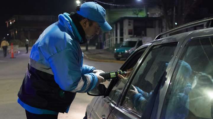 Multas más caras: cruzar en rojo o circular sin VTV puede costar hasta $1.606.000
