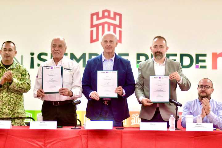 Román Cepeda preside la firma para la instalación del Consejo Municipal para la Prevención de Accidentes Viales