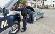 Municipales auxilian a conductores varados
