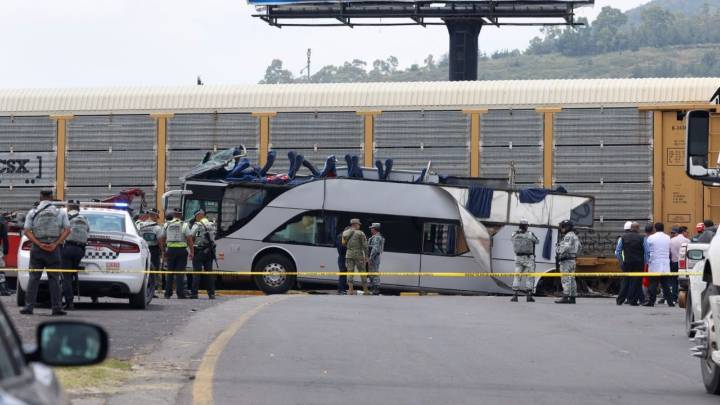 Estas son las duras imágenes que deja accidente en el que un tren de carga embistió a bus de dos pisos en México