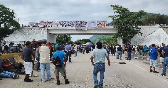 Bloquean carretera Acapulco-México por enfrentamientos entre grupos armados en Chilpancingo