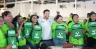 Entrega Ranán Sánchez Tajonar kits a la estructura del Verde en Cozumel