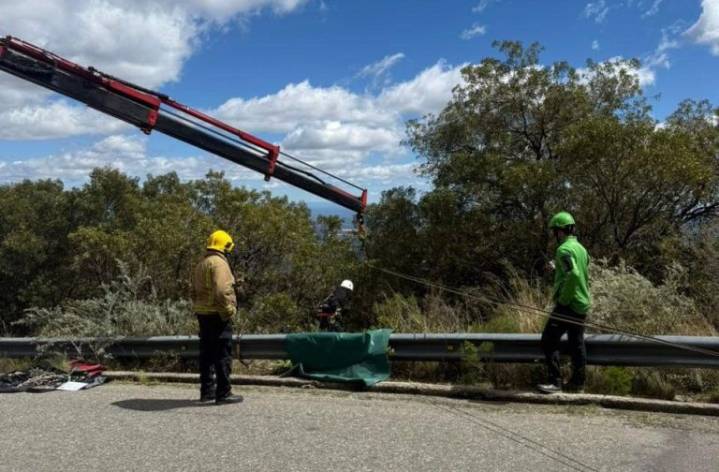 Rescataron a un motociclista que desbarrancó cerca del Mirador del Sol