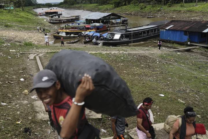 Soldados peruanos retiran bandera colombiana izada en poblado fronterizo de la Amazonía