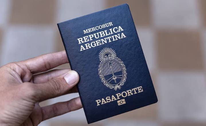 Piden a ciudadanos argentinos que devuelvan miles de pasaportes por una falla de seguridad en su fabricación