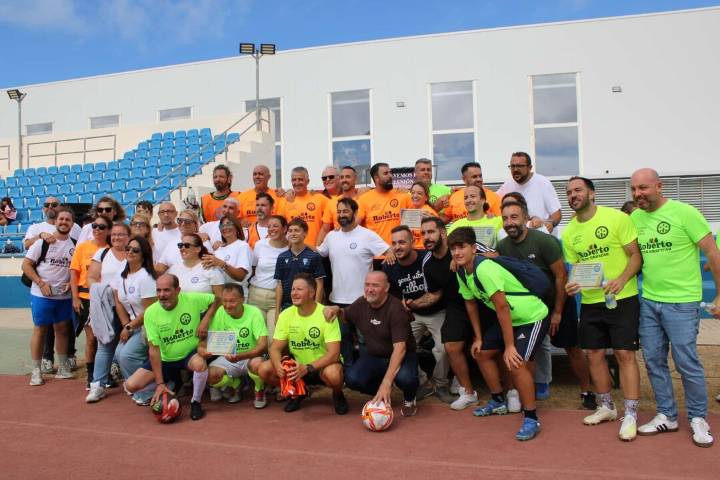 La III edición del partido benéfico 'Salvemos la Ilusión' bate records: recogidos 350 regalos