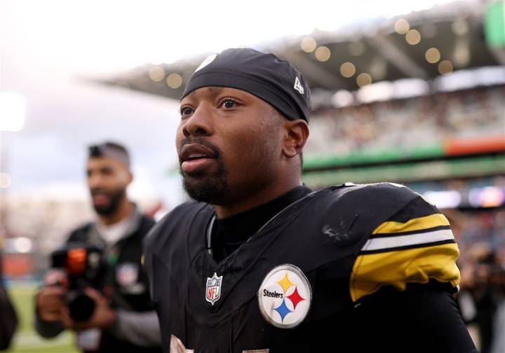Steelers RB Kenneth Gainwell left bloodied but beaming after stepping in as starter