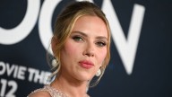Scarlett Johansson impone moda con las uñas cortas color salmón que querrás copiar este otoño