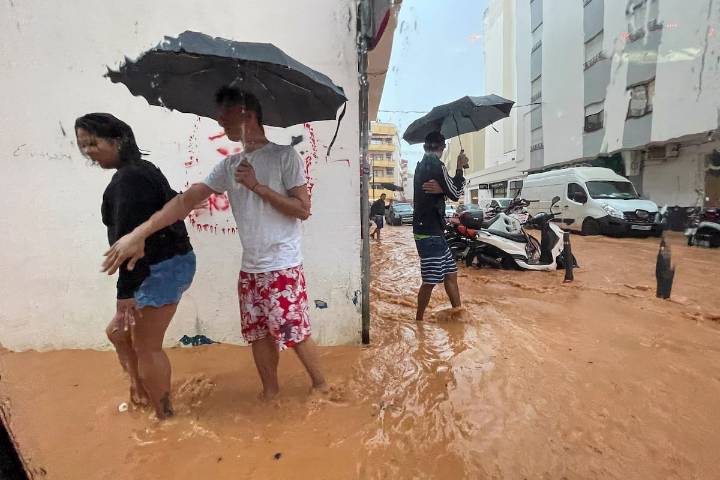 Última hora del temporal, en directo | La Aemet eleva a rojo el aviso en Ibiza y Formentera y los residentes reciben un mensaje ES Alert